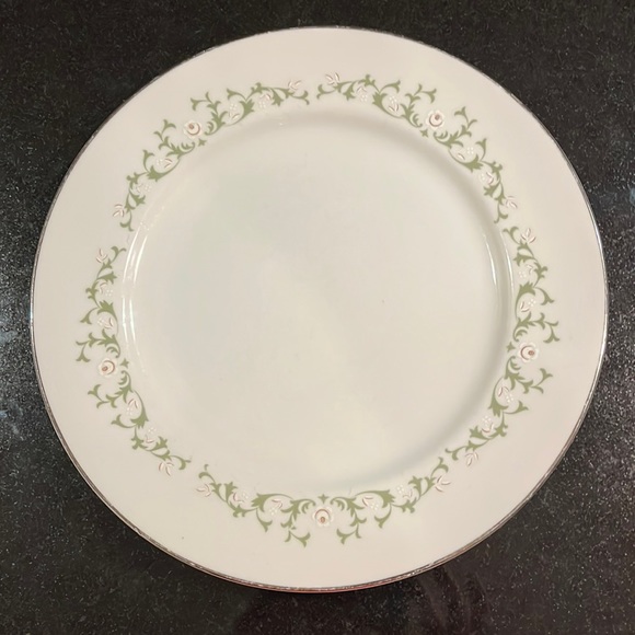 Dinner Plate - Vintage SHEFFIELD FINE CHINA in the Elegance Pattern - Picture 1 of 7